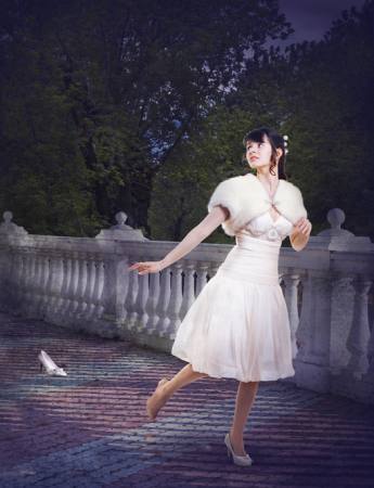 kvinne, hvit, kjole, hage, walk Evgeniya Tubol - Dreamstime