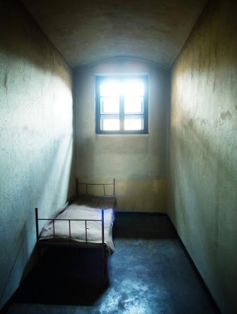 fengsel, celle, seng, vindu Constantin Opris - Dreamstime