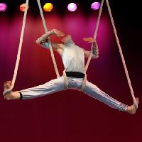 Pixwords Bildet med mann, hengende, sirkus, rød, strenger Galina Barskaya - Dreamstime