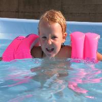 Pixwords Bildet med barn, svømme, vann, basseng, svømming, gutt, person Charlotte Leaper (Cleaper)