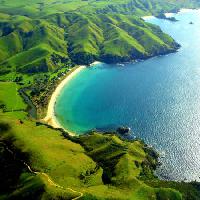 Pixwords Bildet med vann, sjø, hav, strand, grønn, fjell, bay Cloudia Newland - Dreamstime
