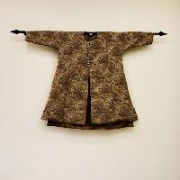 Pixwords Bildet med pil, piler, bluse, brun, klær Tolga Bayraktar (Lotusa)