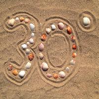 Pixwords Bildet med tretti, sand, strand, skjell, varme Battrick