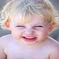Pixwords Bildet med kid, barn, sint, blonde, barn, øyne, munn, tenner Nick Stubbs - Dreamstime