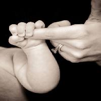 Pixwords Bildet med hånd, baby, ring, hold Sarah Spencer - Dreamstime