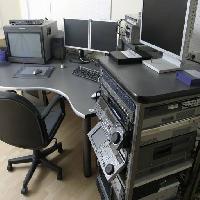 Pixwords Bildet med datamaskiner, datamaskin, kontor, stol, skrivebord, skjermer, monitor Karina Ponomareva (Streetphoto)