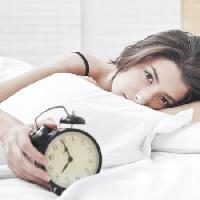 Pixwords Bildet med klokke, kvinne, seng, alarm Pavalache Stelian - Dreamstime