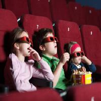 Pixwords Bildet med barn, klokke, film, popcorn, seter, rød Agencyby - Dreamstime
