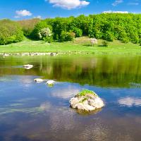 Pixwords Bildet med vann, grønn, innsjø, skog, stein, himmel, skyer Oleksandr Kalyna (Alexkalina)