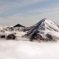 Pixwords Bildet med fjellet, snø, tåke, hagl Vronska - Dreamstime