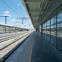 Pixwords Bildet med stasjon, tog, spor, glass, himmel, jernbane Quintanilla