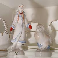 Pixwords Bildet med kvinne, statue, fugl, kopper, Julia161