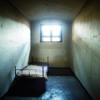 Pixwords Bildet med fengsel, celle, seng, vindu Constantin Opris - Dreamstime