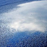 Pixwords Bildet med vann, asfalt, himmel, refleksjon, vei Bellemedia - Dreamstime