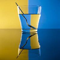 Pixwords Bildet med glass, skje, vann, gul, blå Alex Salcedo - Dreamstime