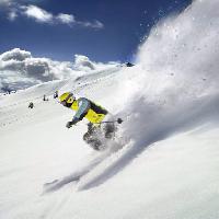 Pixwords Bildet med vinter, ski, skiløper, fjell, snø, himmel Ilja Mašík