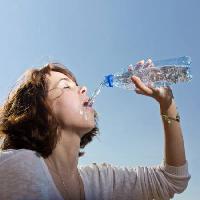Pixwords Bildet med vann, drikke, kvinne, munn Jura Vikulin - Dreamstime