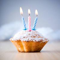 Pixwords Bildet med lys, kake, cupcake, spise, mat, brann, lys Alena Stankevich - Dreamstime