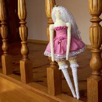Pixwords Bildet med dukke, barbie, tre, trapper, dukketeater Irinavk
