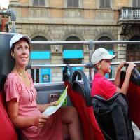 Pixwords Bildet med kid, kvinne, kart, buss, by, bygning Pavel Losevsky - Dreamstime