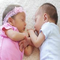 Pixwords Bildet med baby, babyer, jente, gutt, rosa, sove Orionna