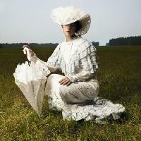 Pixwords Bildet med kvinne, gammel, paraply, hvit, felt, gress George Mayer - Dreamstime
